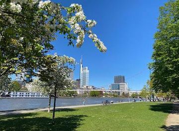 germany/frankfurt/attraction/mainufer-vor-dem-universitatsklinikum