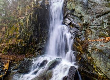 vermont/windsor-county/attraction/route-5-waterfall