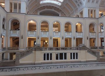 hungary/debrecen/attraction/debreceni-egyetem-diszudvar