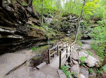 arkansas/devil-s-den-state-park/attraction/devil-s-den-trail