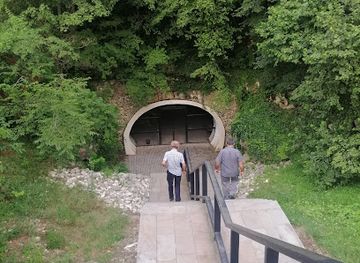 georgia/khevsureti/attraction/navenakhevi-cave