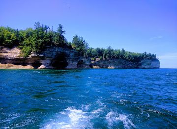 michigan/pictured-rocks-national-lakeshore/attraction/lower-overlook