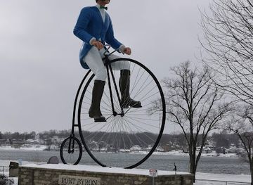 illinois/driftless-area/attraction/will-b-rolling-statue