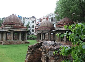 india/delhi/hauz-khas-village/attraction/munda-gumbad