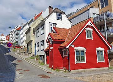 norway/bergen/bryggen/attraction/old-bergen-house-for-walking