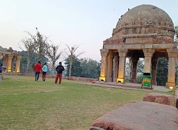 india/delhi/south-extension/attraction/darya-khan-s-tomb