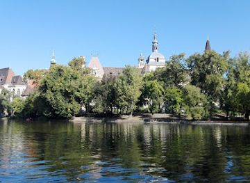 hungary/central-hungary/attraction/statue-of-bela-lugosi