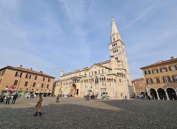 italy/modena/attraction/statue-of-the-bonissima