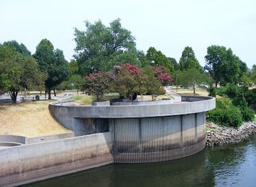 oklahoma/tulsa/brookside/attraction/pedestrian-bridge