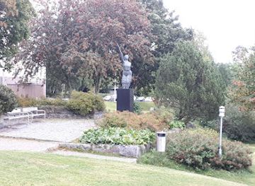 finland/vaasa/attraction/lintunainen-jarl-hemmerin-muistolle