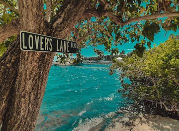ecuador/santa-elena-region/attraction/muelle-del-malecon-de-salinas