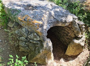 france/luberon/attraction/dolmen-de-la-pitchoune