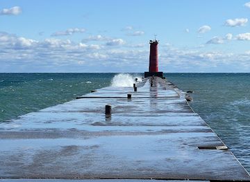 wisconsin/eastern-ridges-and-lowlands/attraction/sheboygan-breakwater-lighthouse