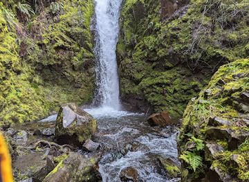 oregon/wasco-county/attraction/hole-in-the-wall-falls
