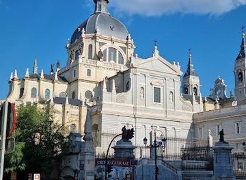 spain/madrid/attraction/catedral-de-santa-maria-la-real-de-la-almudena