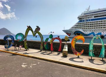 dominica/saint-andrew/attraction/dominica-sculpture-sign-photo-spot