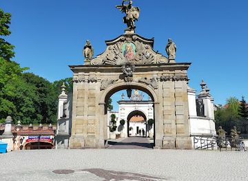 poland/czestochowa/attraction/fontanna-dziewczynka-z-golebiami