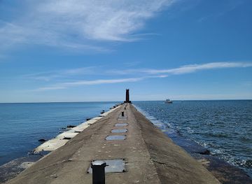 wisconsin/sheboygan/attraction/lighthouse-landbridge