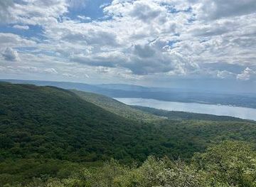 connecticut/danbury/attraction/mount-beacon-rock-scramble