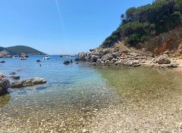 albania/saranda/attraction/limni-beach-glyko