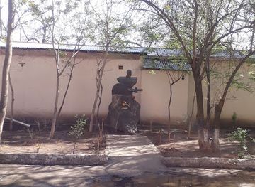 armenia/aparan/attraction/garegin-nzhdeh-sculpture