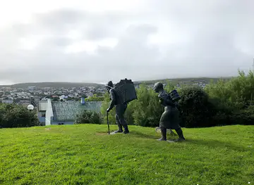 Maður við torvleypi og neytakona