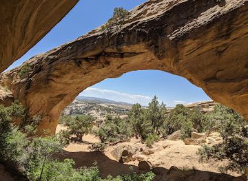 utah/vernal/attraction/moonshine-arch-trail