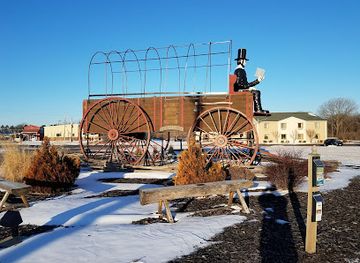 illinois/lincoln-home-national-historic-site/attraction/world-s-largest-railsplitter-covered-wagon