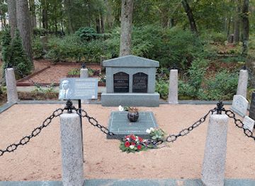 latvia/jurmala/attraction/latvijas-futbola-pamatliceja-h-t-hola-atdusas-vieta