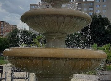 hungary/szekesfehervar/attraction/szokokut-3-tallal-es-lotusz-vizkopovel