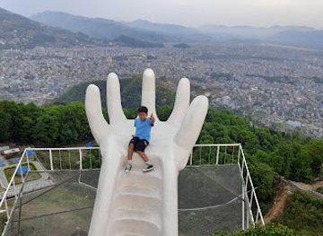 nepal/pokhara/attraction/hand-statue