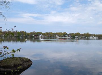 new-jersey/great-swamp-national-wildlife-refuge/attraction/lakeshore-sidewalk