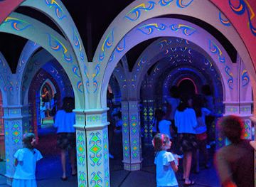 florida/panama-city-beach/attraction/emerald-coast-mirror-maze-laser-craze