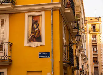 Casa dalle finestre artistiche, quadri sulla facciata