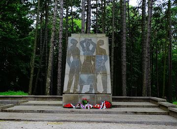 slovakia/trencin/attraction/cintorin-hrdinov-na-brezine