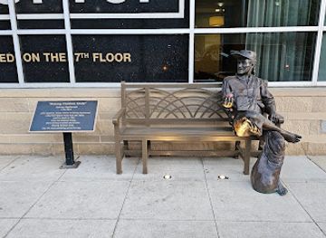 indiana/northeast-indiana/attraction/johnny-appleseed-statue-on-bench