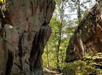 missouri/elephant-rocks-state-park/attraction/devil-s-tollgate