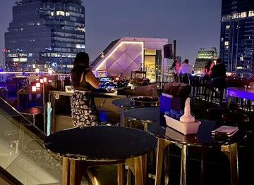 thailand/chao-phraya-river-basin/attraction/vanilla-sky-rooftop-bar