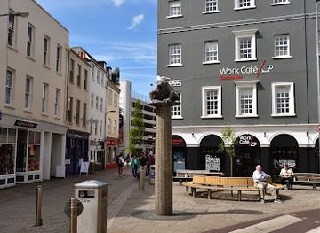 jersey/saint-ouen/attraction/toad-crapaud-on-a-column