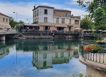 france/avignon/attraction/fontaine-de-vaucluse