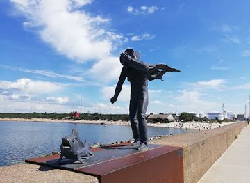 lithuania/samogitia/attraction/skulptura-pasivaiksciojimas-su-zuvimi