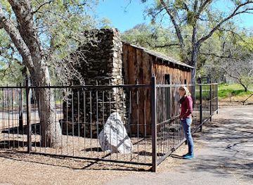 california/central-california/attraction/mark-twain-cabin