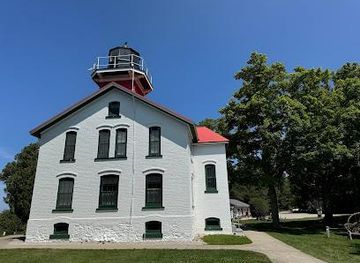 michigan/charlevoix/attraction/grand-traverse-lighthouse