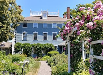 new-hampshire/seacoast-region/attraction/moffatt-ladd-house-garden