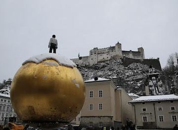 austria/salzburg/attraction/goldene-kugel-kunstprojekt-sphaera-von-stephan-balkenhol