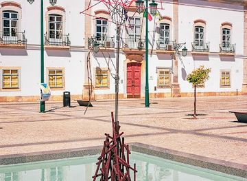 portugal/portimao/attraction/escultura-cravos-de-abril