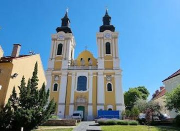 hungary/szekesfehervar/attraction/saint-stephen-s-basilica