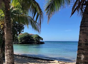 honduras/roatan/attraction/half-moon-bay