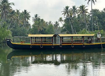 india/kerala-backwaters/attraction/thoppil-shikkara-boating