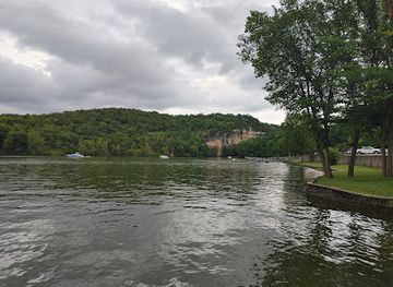 missouri/ha-ha-tonka-state-park/attraction/ha-ha-tonka-lake-shelter